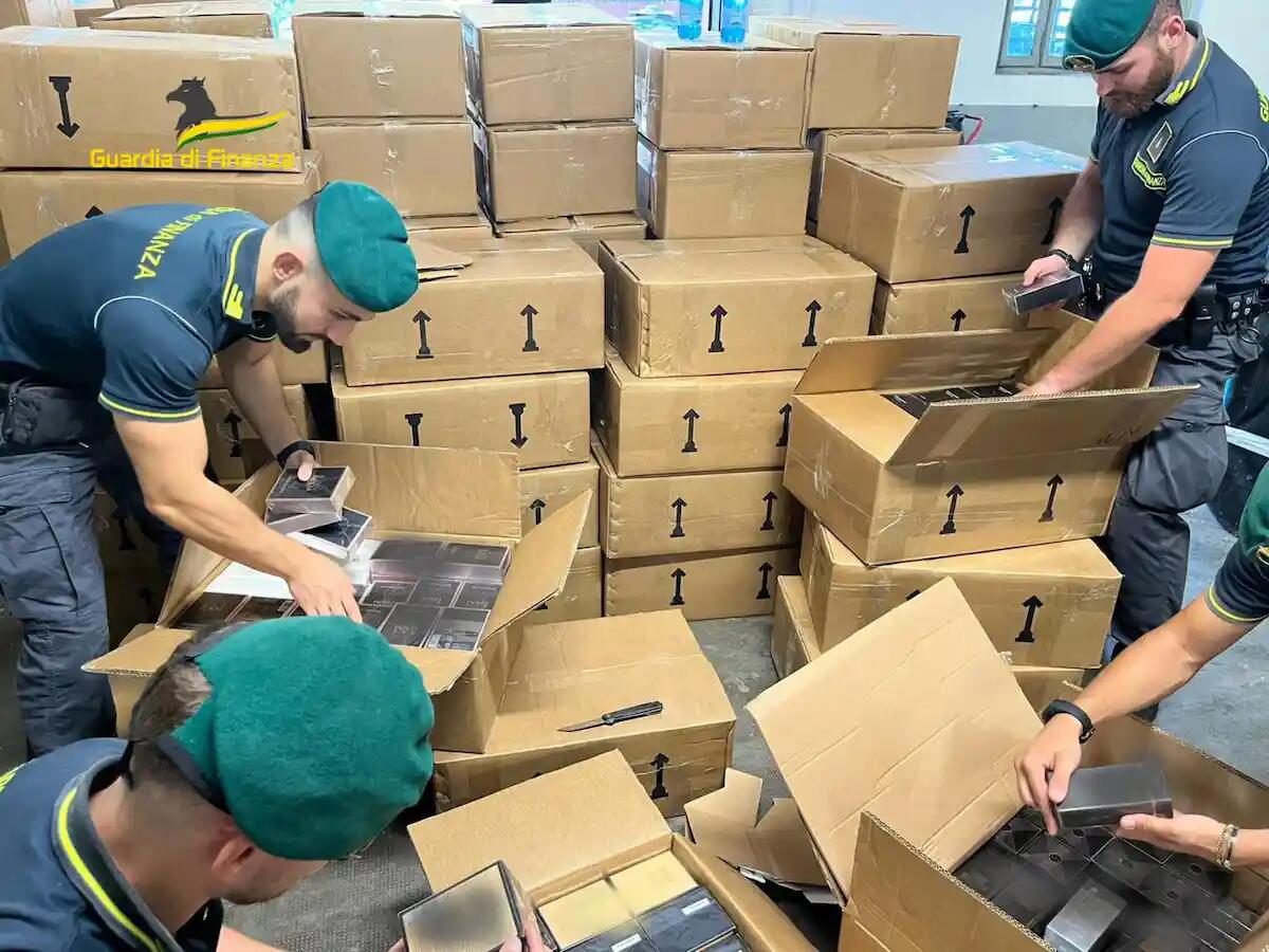 Sequestrati oltre 7.000 cosmetici contraffatti e pericolosi: denunciati due conducenti russi -