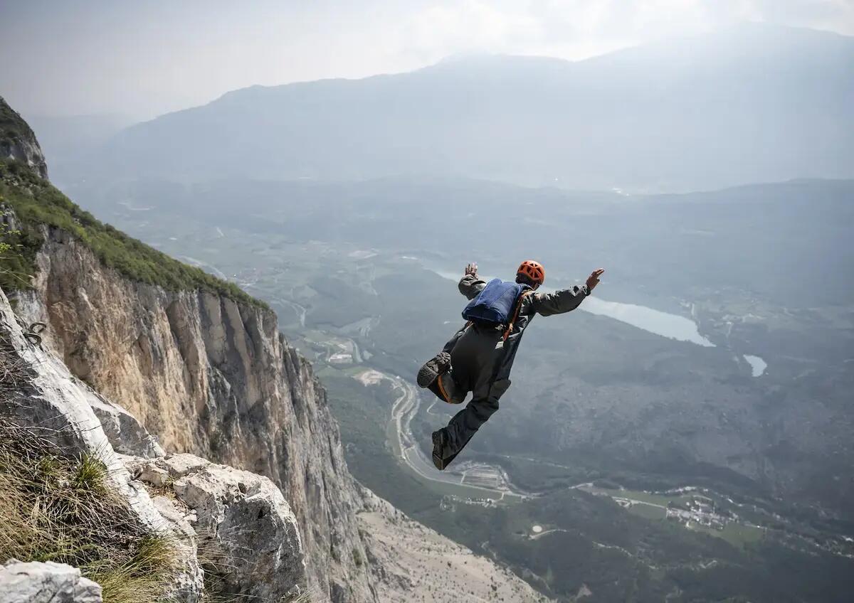 Base jumper in gravi condizioni dopo una caduta in fase di atterraggio - 