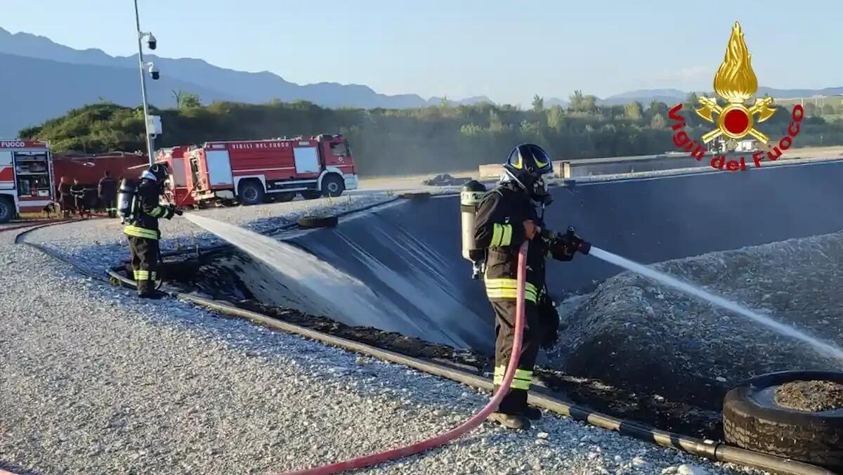 Incendio alla discarica di Maniago: i vigili del fuoco evitano il peggio - 