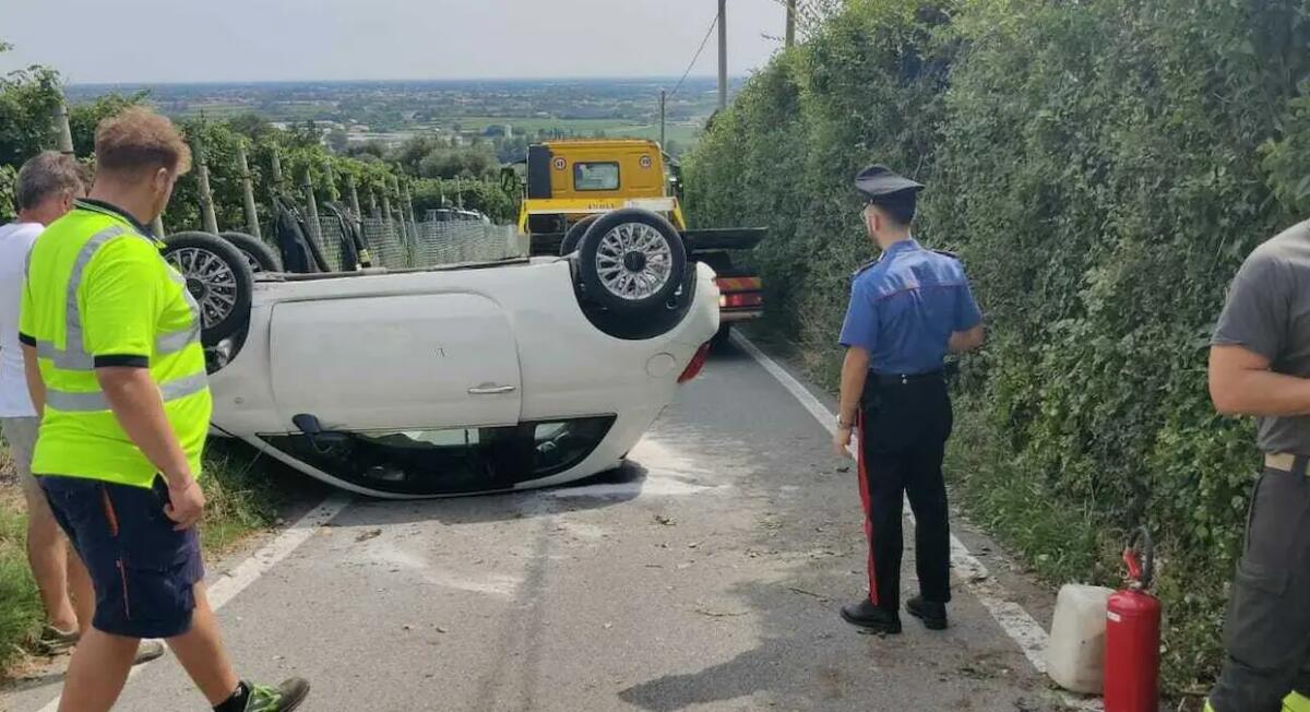 Paura a Maser: una 57enne non riesce a controllare la sua Fiat 500 e si ribalta, ferita - 