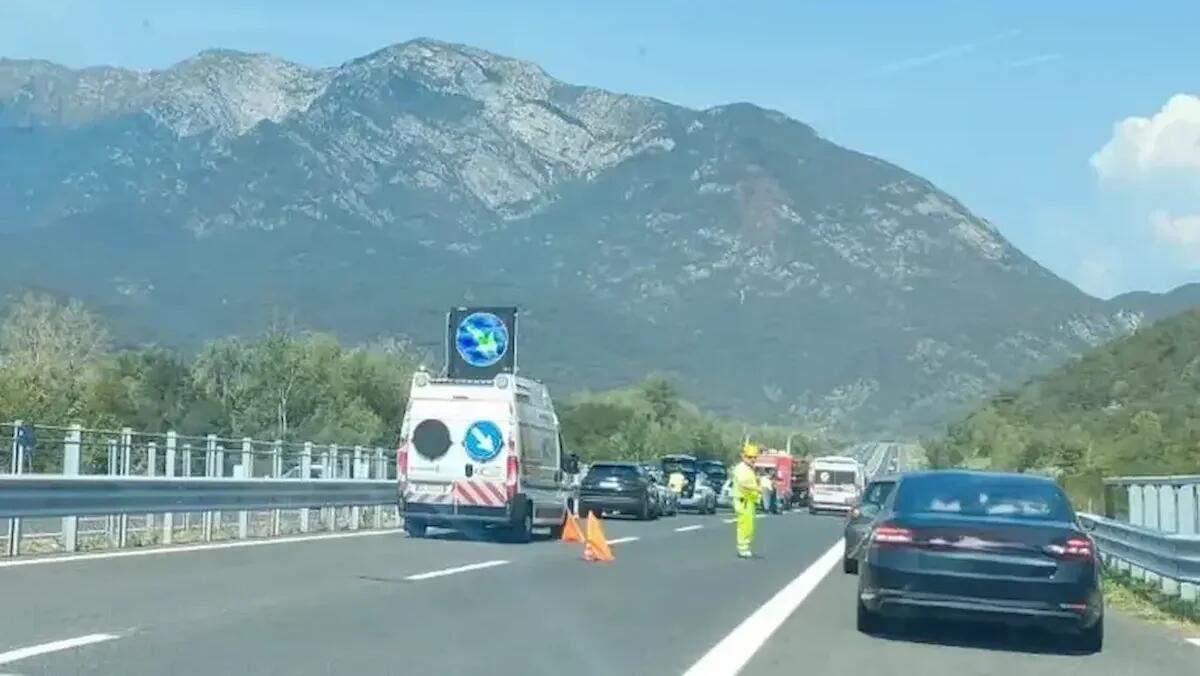 Maxi incidente in A23, scontro tra diversi mezzi: oltre 20 le persone coinvolte, alcuni feriti - 