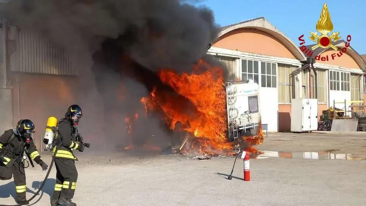 Partono con il camper per le vacanze, ma scoppia l'incendio: famiglia in salvo - 