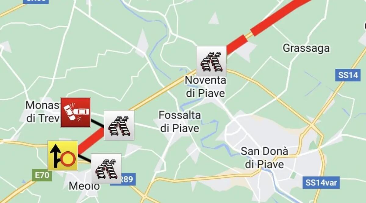 Secondo incidente in A4: furgone si ribalta dopo lo scontro con un trasporto eccezionale - 