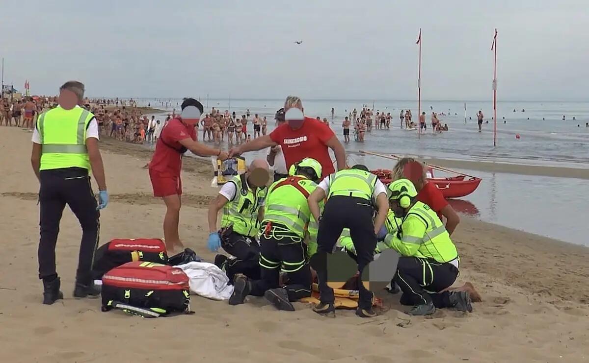 Tragedia a Bibione: bambina di 8 anni entra in acqua e muore annegata - 