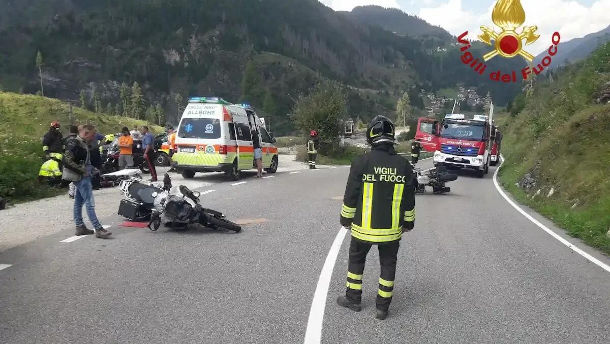 Scontro frontale tra due moto in curva lungo SS52: feriti gravemente due centauri - 