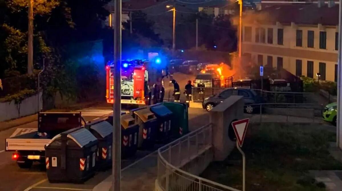 Trieste, tre auto avvolte dalle fiamme all’alba: «possibile atto doloso» - 