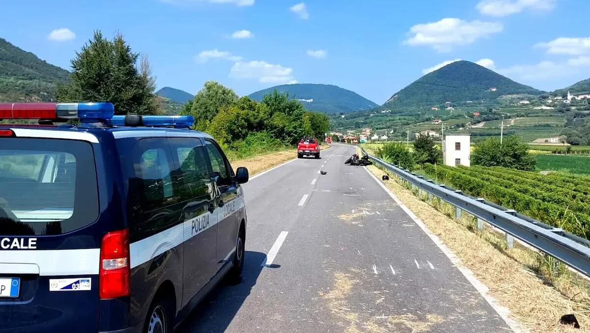 Terribile scontro frontale con un'auto: motociclista 22enne perde un braccio e una gamba - 