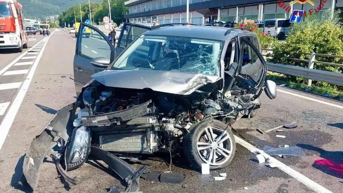 Scontro tra due auto e una moto: 7 feriti, 4 sono minorenni. Grave un bambino, elitrasportato - 