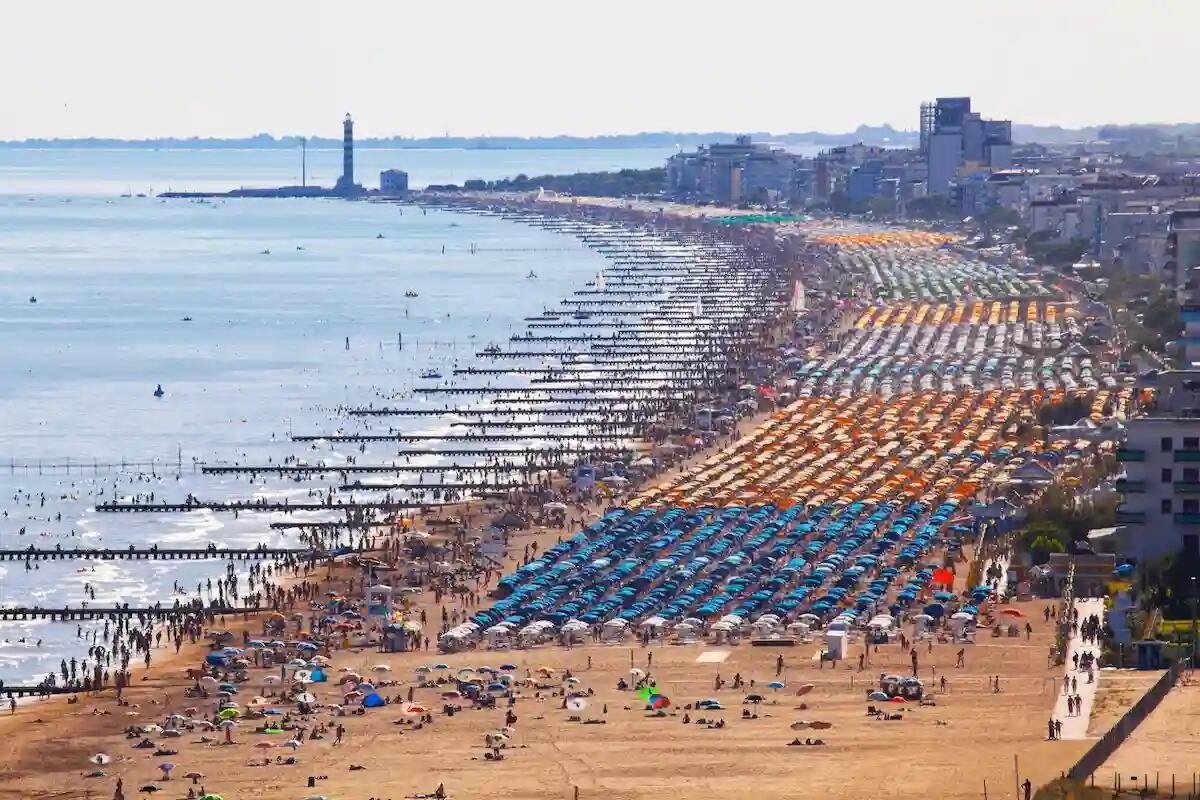 Minore rapinato in spiaggia con un coltello da 3 giovani: identificati e denunciati i responsabili - 
