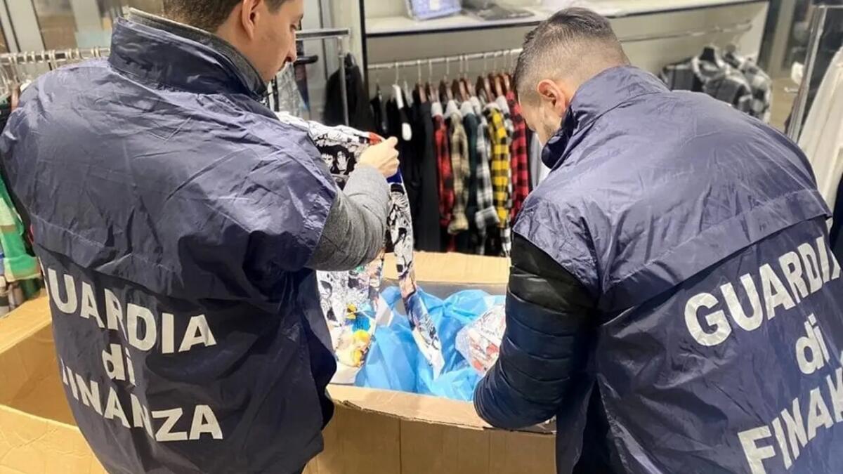 Trieste. Sequestrati 115.000 capi di abbigliamento falsificati - 