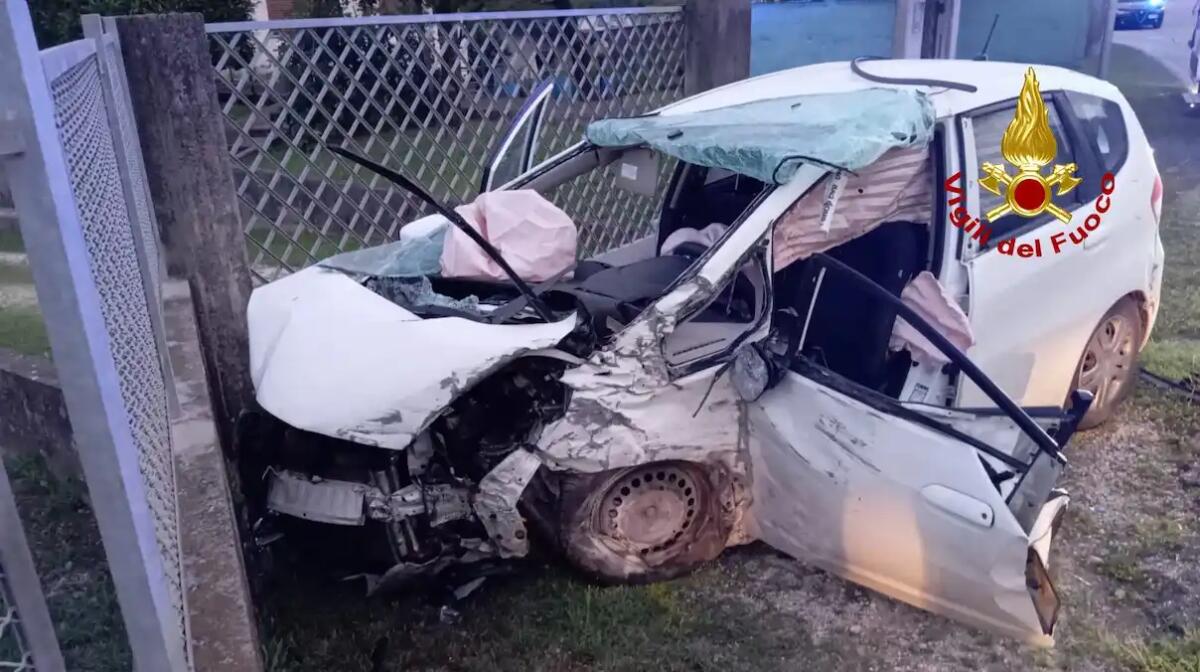 Piomba con l'auto dritto contro un muretto: conducente incastrato, ferito gravemente -