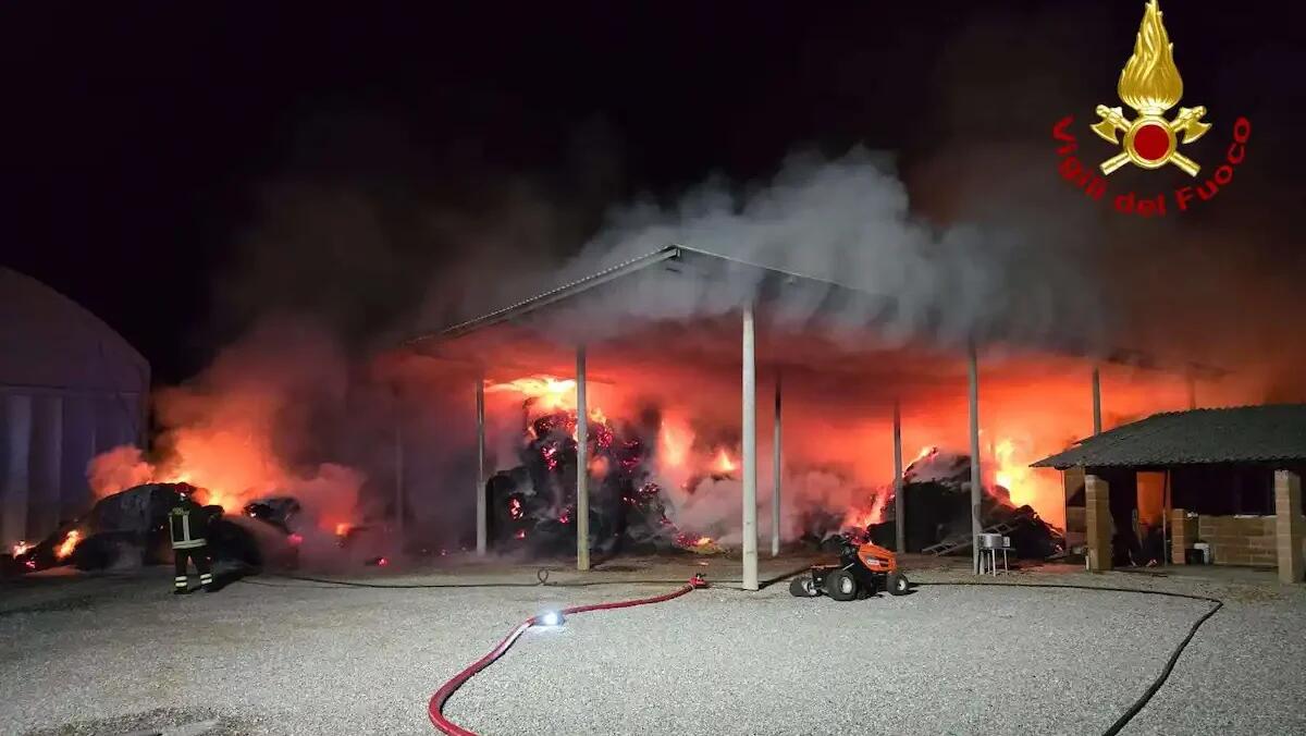 Gruaro, incendio devastante nell'azienda agricola: in fiamme 700 quintali di balle di fieno - 