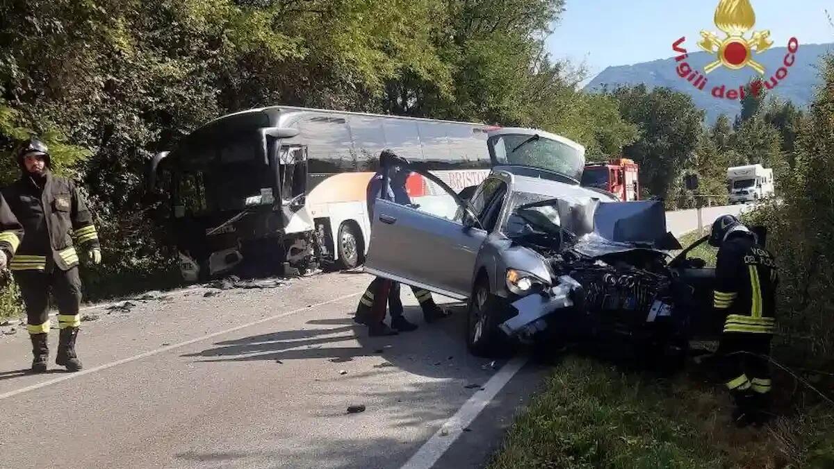 Tremendo scontro frontale tra autobus con 15 persone a  bordo ed auto: un ferito grave -