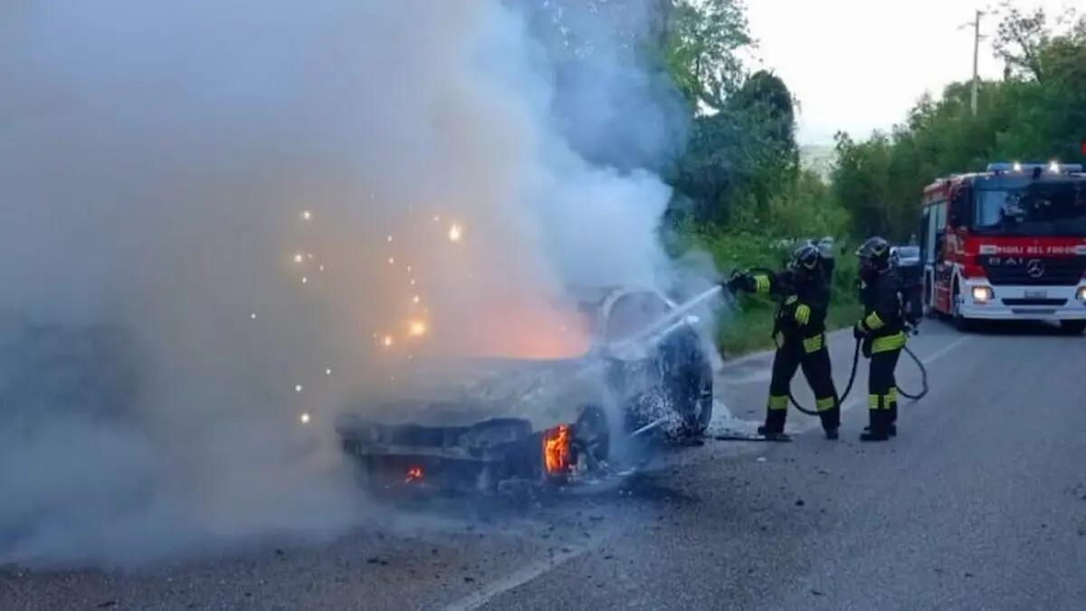 Il motore si incendia: famiglia si salva scappando dall'auto. Bambina sotto choc -