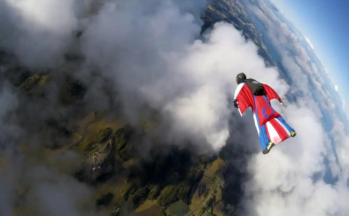 Si lancia con la tuta alare, ma il volo finisce in tragedia: morto basejumper 41enne - 