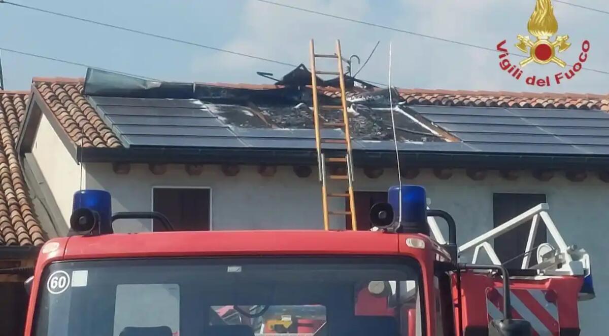 Prendono fuoco i pannelli fotovoltaici sul tetto: i pompieri salvano la casa -