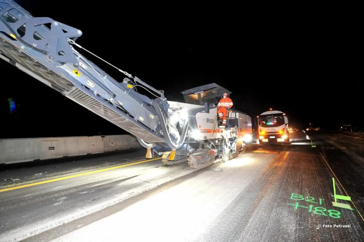 Stesa dell'asfalto drenante in A4, nuova chiusura al Nodo di Portogruaro - 
