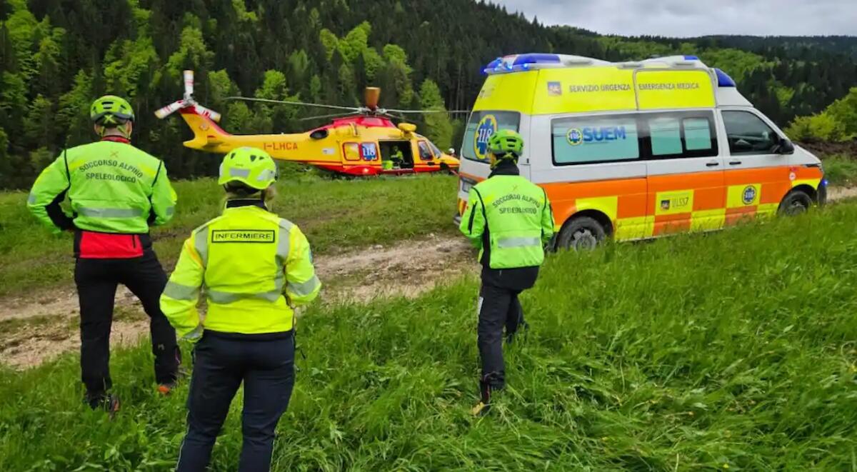 Trovano un quad rovesciato lungo la strada forestale e un uomo a terra: grave 53enne - 