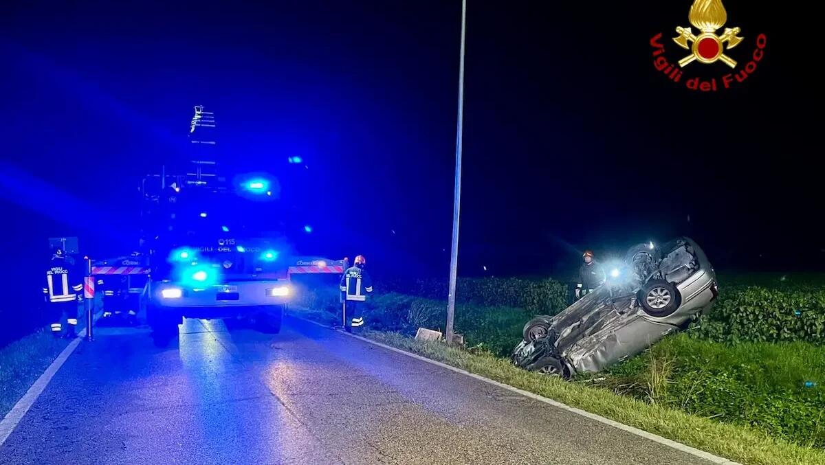 Ennesimo tragico incidente, sbanda e si ribalta con l'auto nel fossato: morto 39enne - 