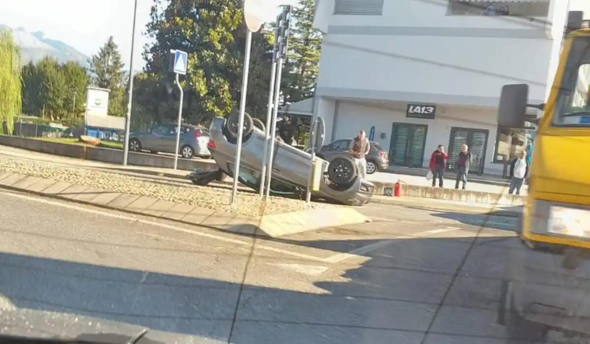 Incidente a Sacile: scontro tra due auto alla rotonda, una finisce ruote all'aria - 