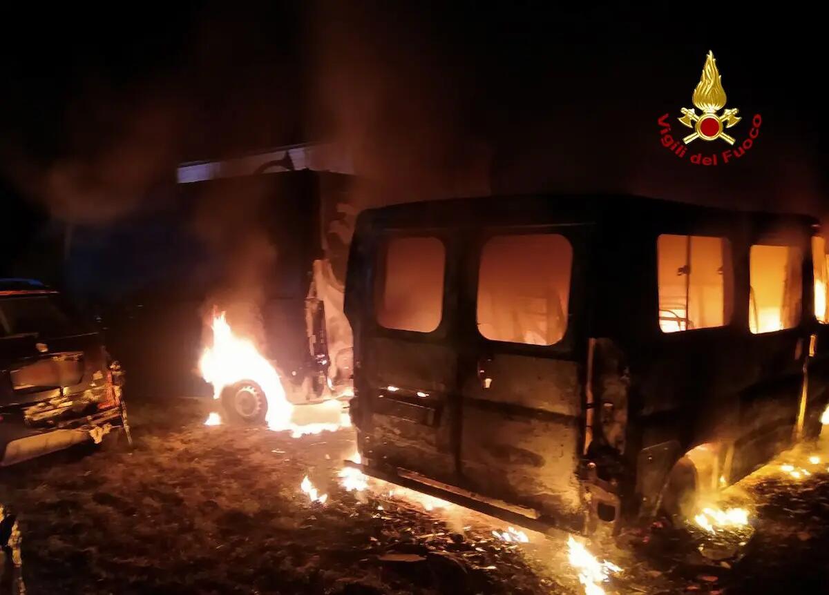 Furgone in fiamme nella notte, il rogo si estende a diversi altri mezzi - 