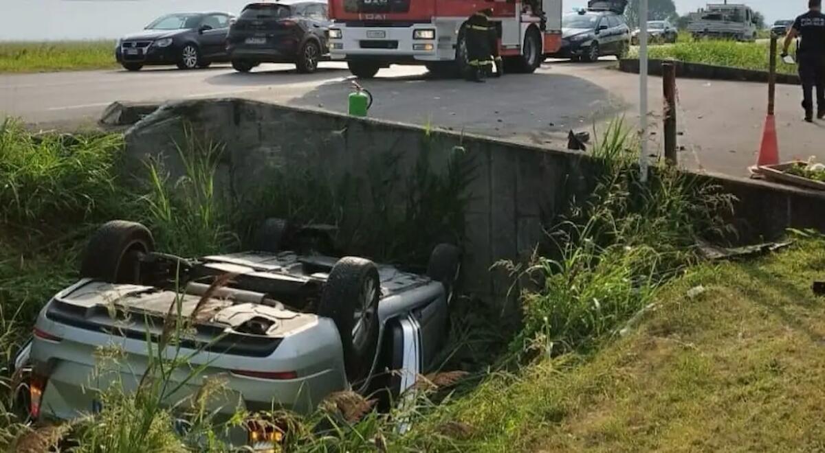 Jesolo. Perde il controllo dell'auto e si ribalta nel fossato: un ferito grave - 