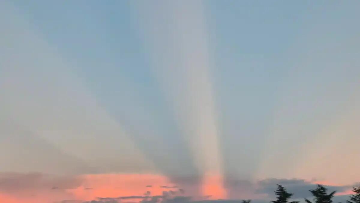 La magia dei raggi crepuscolari: il raro fenomeno registrato in Veneto - 