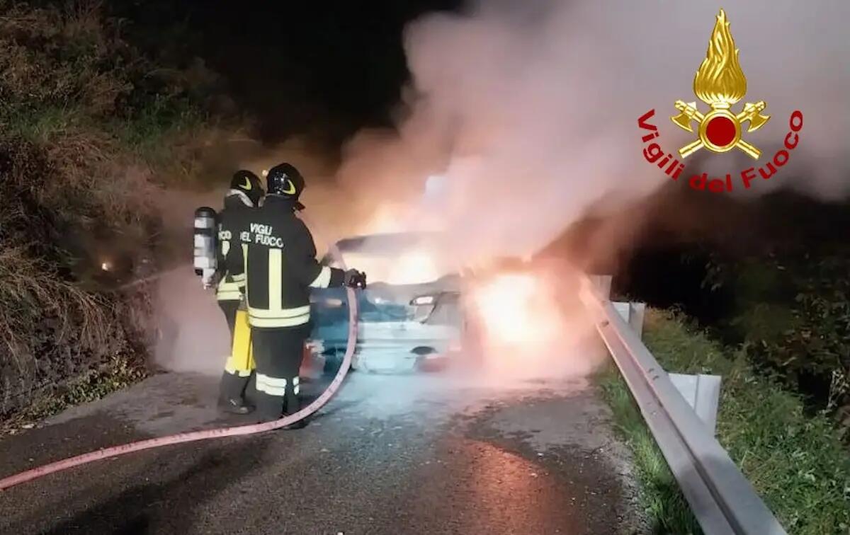 Auto in fiamme, il conducente scende in tempo e si salva - 