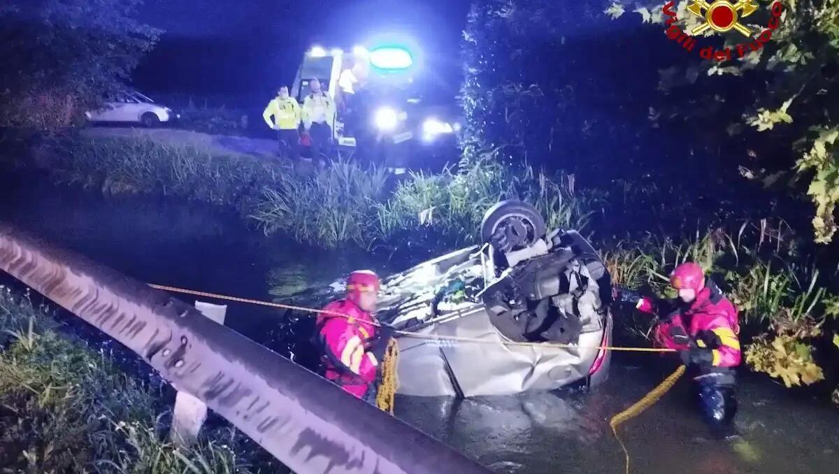 L'auto finisce rovesciata in un canale d’acqua, il conducente salvato da un giovane - 