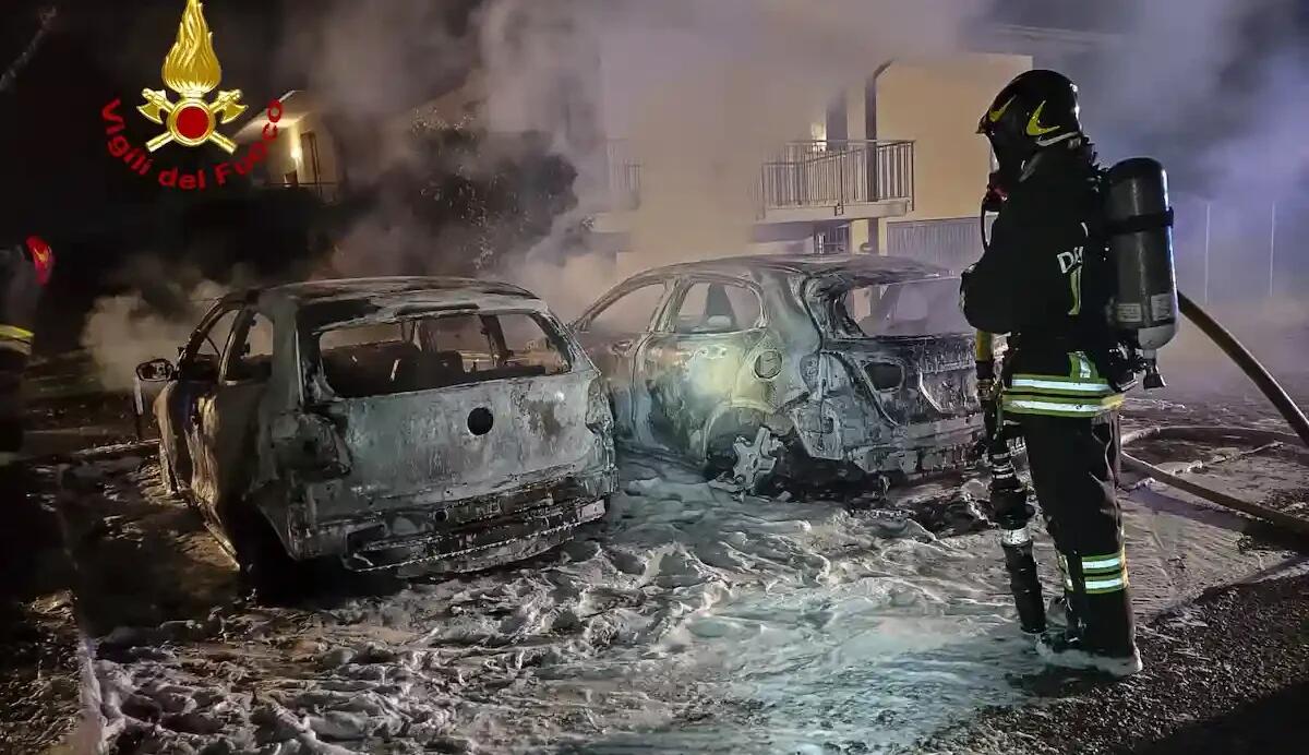 Fuoco in un parcheggio: due auto distrutte dalle fiamme nella notte - 