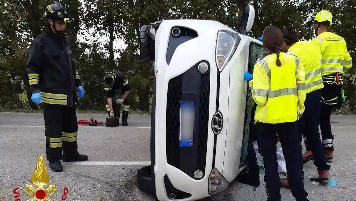 Perde il controllo dell'auto che si ribalta sul fianco: ferito il conducente -