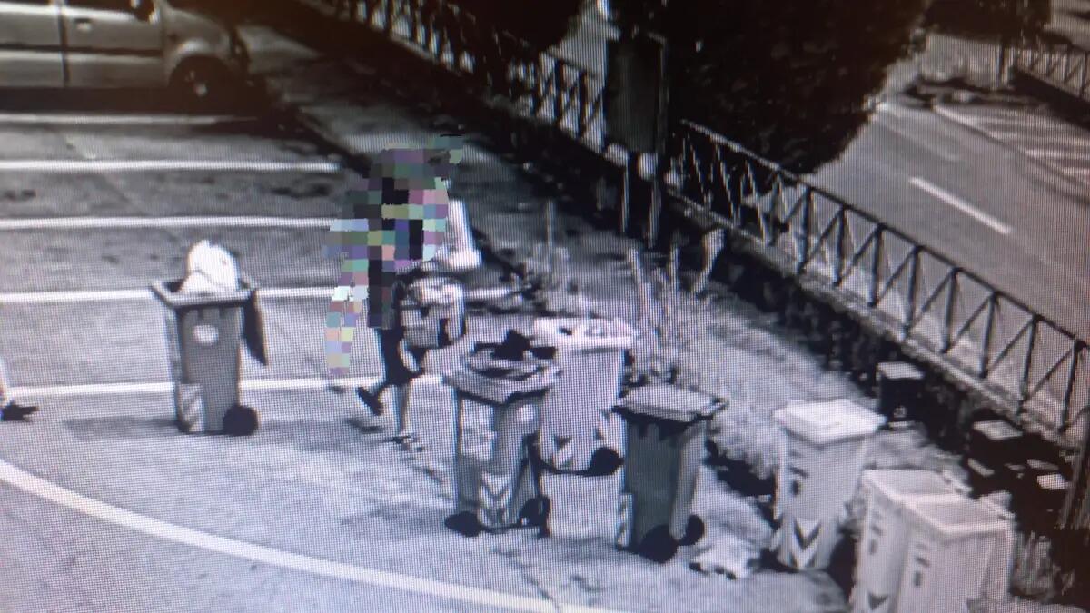 Furbetti dei rifiuti in azione: gettano la spazzatura e scappano, ma vengono beccati - 