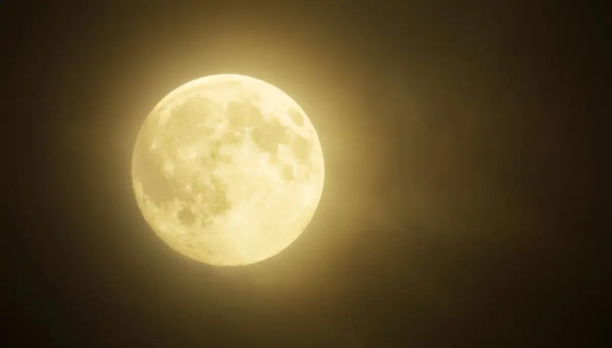 Superluna ed eclissi lunare parziale: ecco dove e quando vederle -