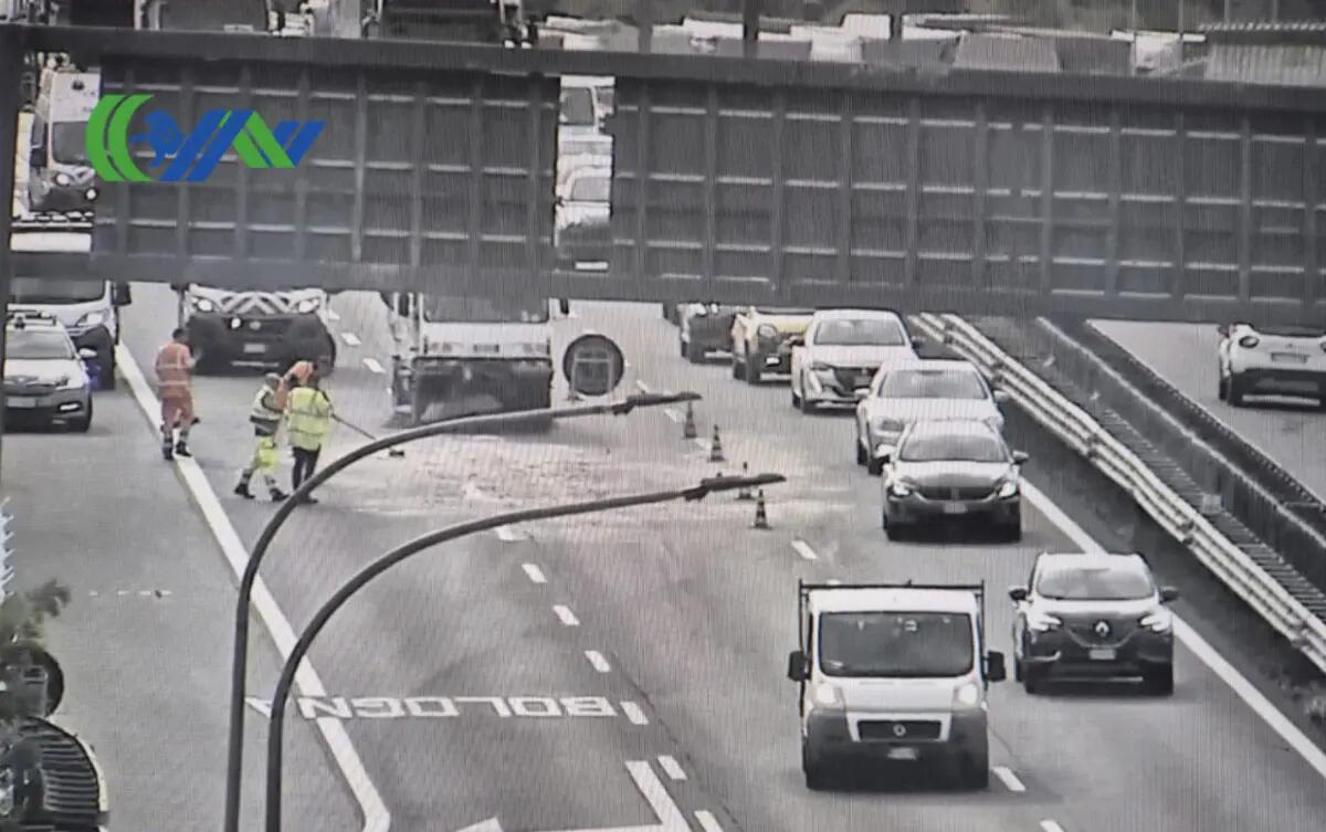 Camion perde il carico in A4, lunghe code e rallentamenti in direzione Trieste - 