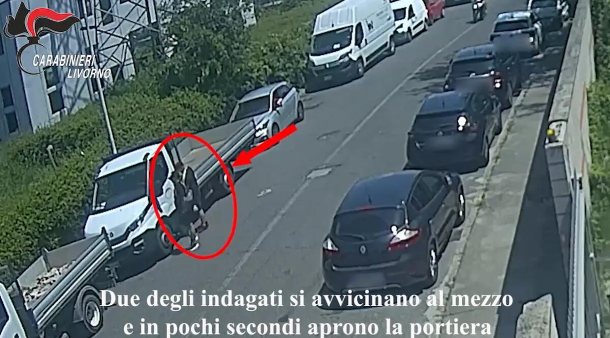 Rubavano furgoni e camion in due minuti, li ripulivano e li rivendevano all'estero: arrestati - 