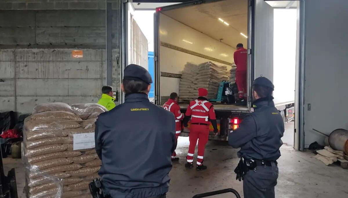 La Finanza di Latisana dona alla Croce Rossa del Fvg 40 tonnellate di pellet sequestrato - 