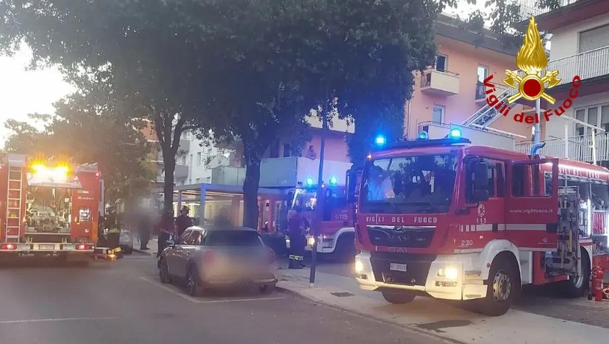 Scoppia l'incendio, fiamme dal tetto di un appartamento a Lignano - 