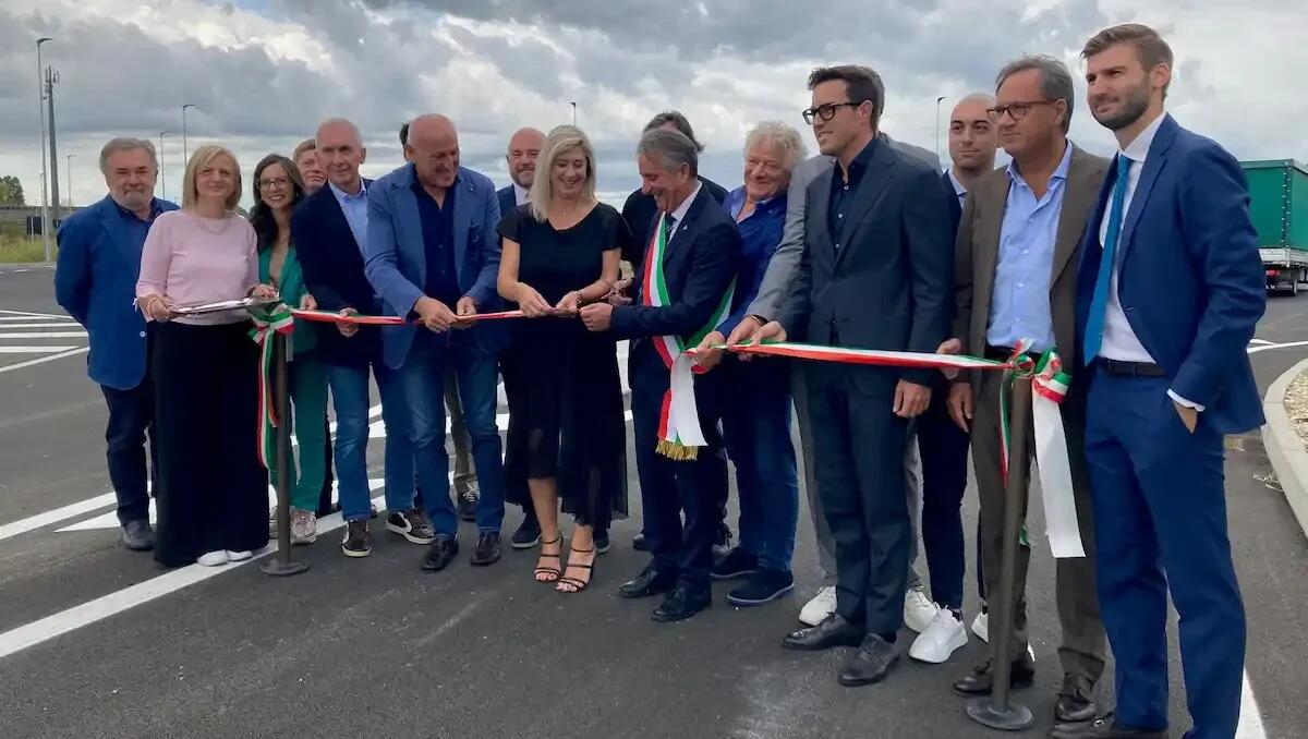 Manzano, inaugurata la nuova rotonda sulla SR 56. Amirante: «ridefinisce contesto industriale» - 