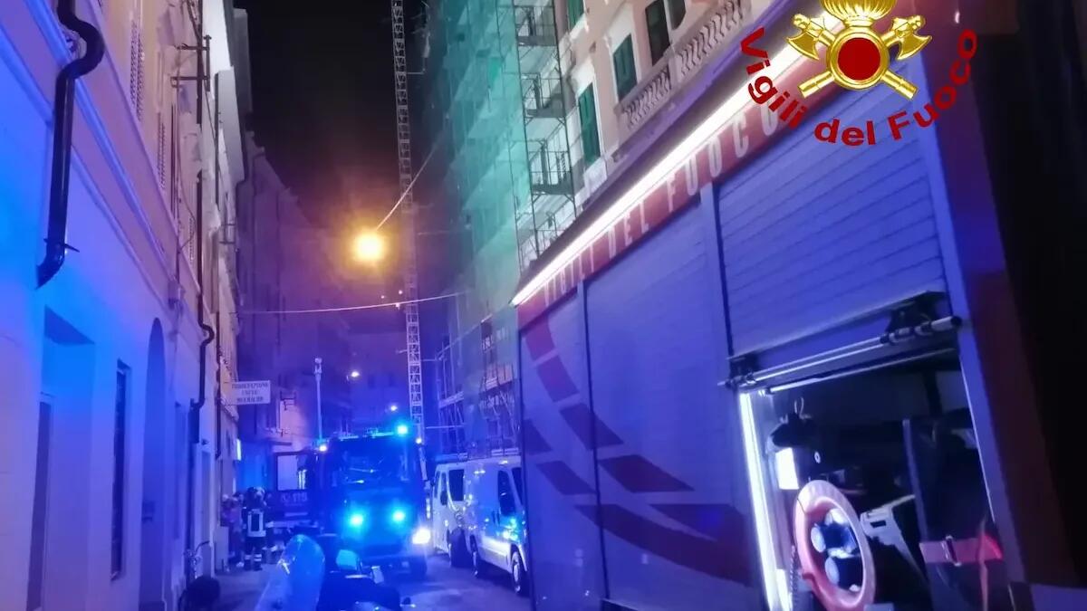 Fiamme sul tetto di uno stabile a Trieste, poi scoppia una bombola di gas - 