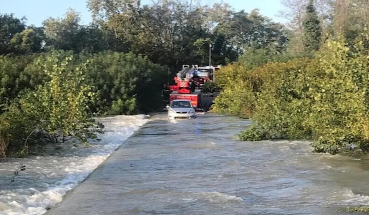 Bloccato mentre tenta di attraversare il guado con il torrente in piena: salvato con l'elicottero - 