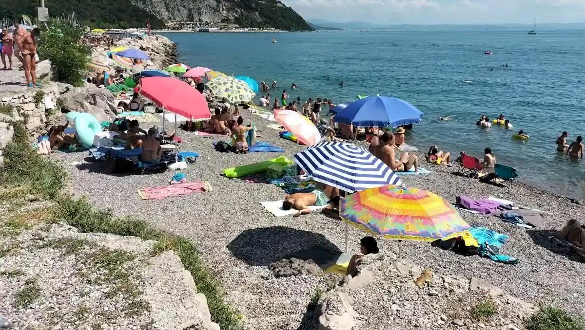 Nudo in spiaggia davanti ai minori, prima chiede una foto a due ragazze poi si masturba - 