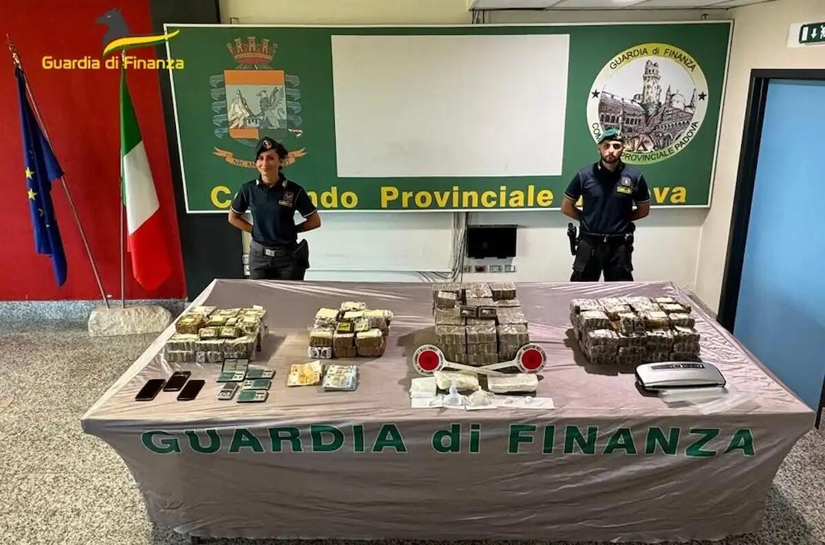 Fermato per un controllo: aveva 90 kg di hashish, 1 kg di cocaina e 10mila euro contanti - 