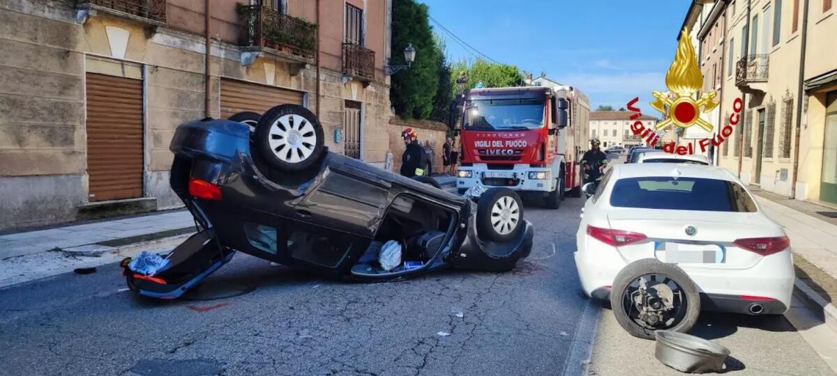 Scontro tra due auto, una finisce ruote all'aria: conducente ferito rimane incastrato - 