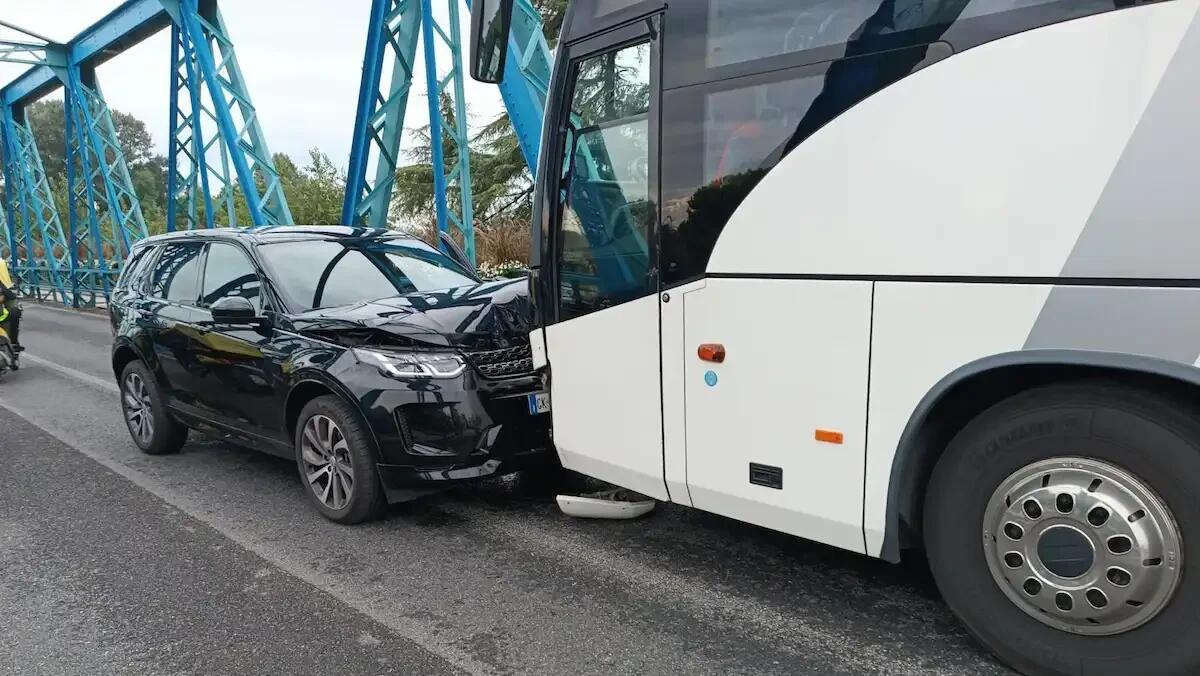 Il SUV invade la corsia opposta e si schianta frontalmente contro il Bus con 20 passeggeri - 