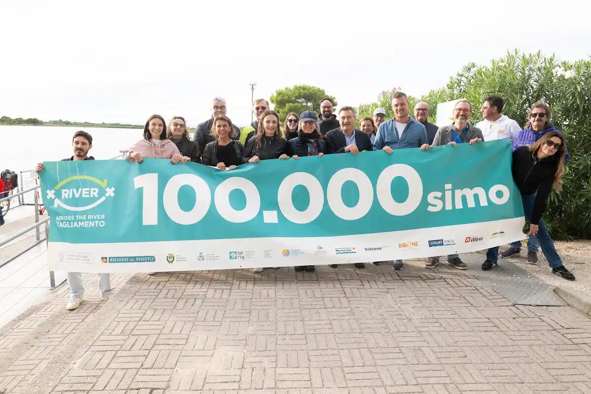 Lignano premia il 100.000° passeggero del 2024 del traghetto X-RIVER. Chi è - 