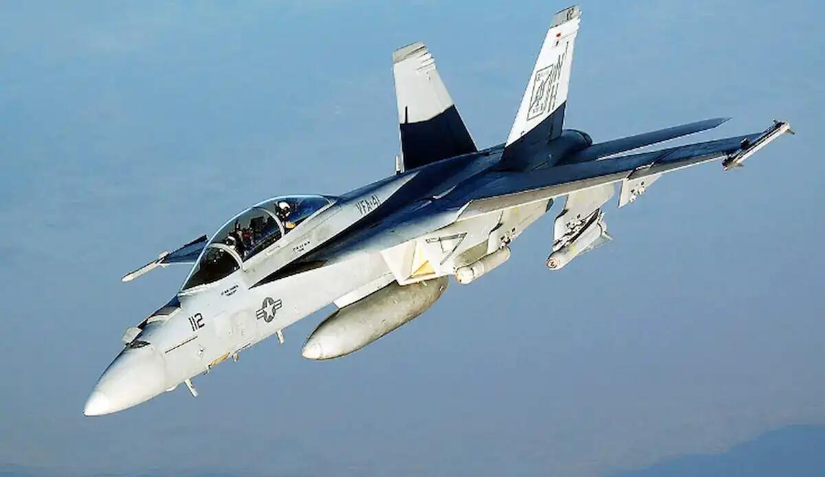 Velivoli da combattimento F/A-18 svizzeri in addestramento con Eurofighter e F-35 - 