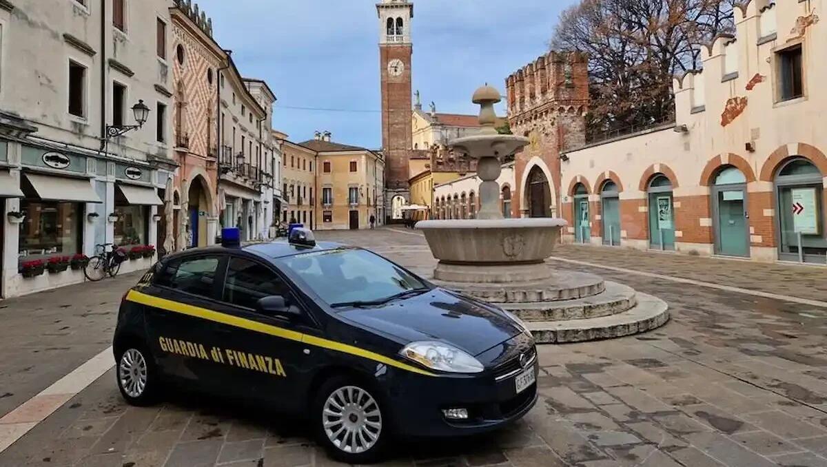 Scoperti 9 lavoratori in nero e 20 video slot accese in orari non consentiti - 