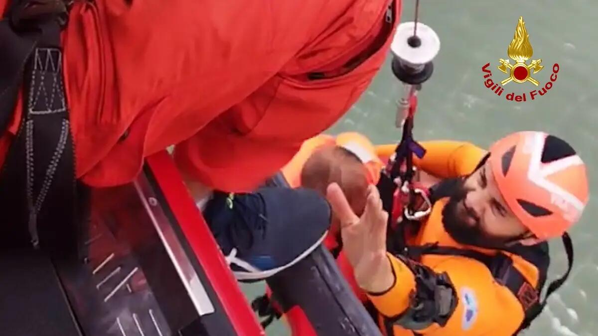 L'imbarcazione affonda in mare aperto, naufrago salvato con l'elicottero Drago 154 - 
