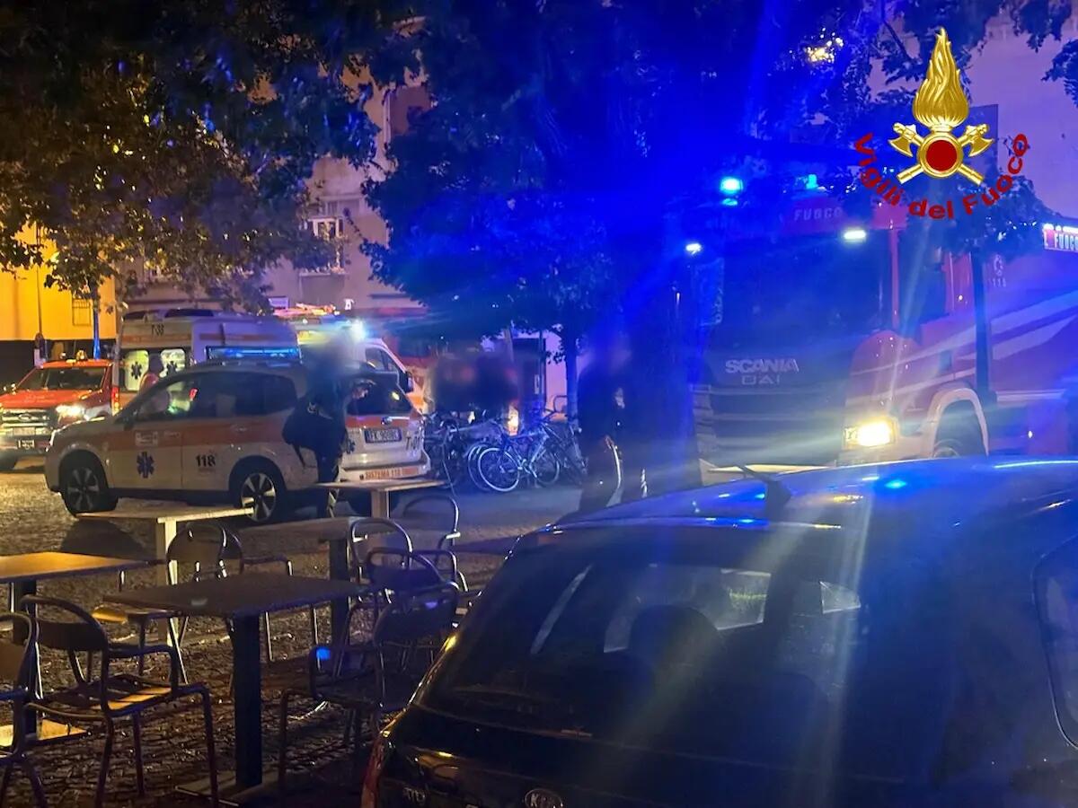 Scoppia l'incendio in appartamento a Trieste: evacuate 14 persone, 6 trasportate in ospedale - 