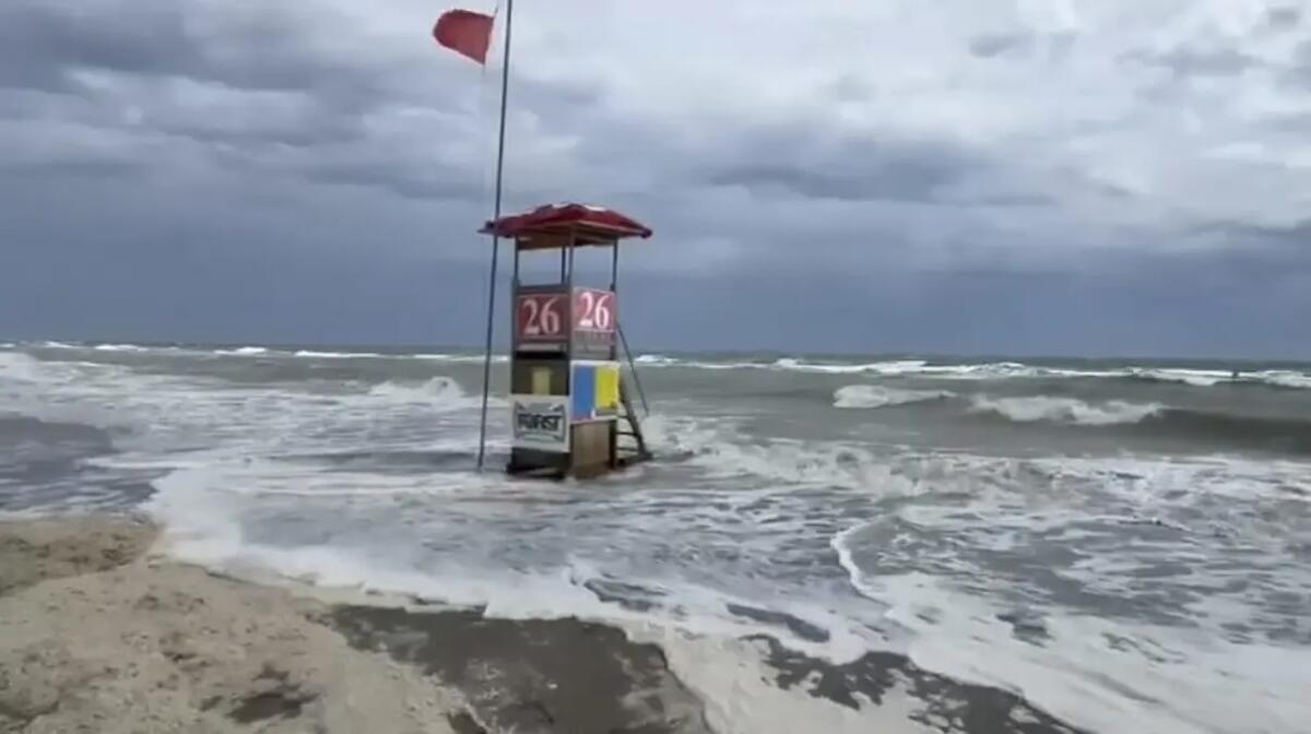 Tromba d'aria e mareggiata sul litorale veneto - 